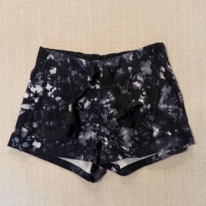 Lululemon Spring Break Away Shorts size 6 black white